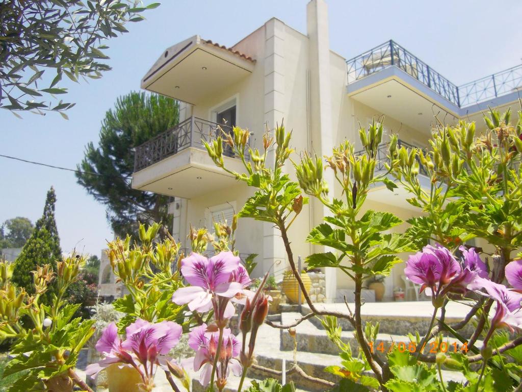 una casa con flores delante en Areti & Maria Apartments, en Gythio