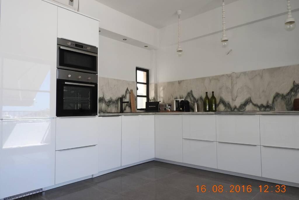 Kuchyňa alebo kuchynka v ubytovaní Central Athens Super View Loft
