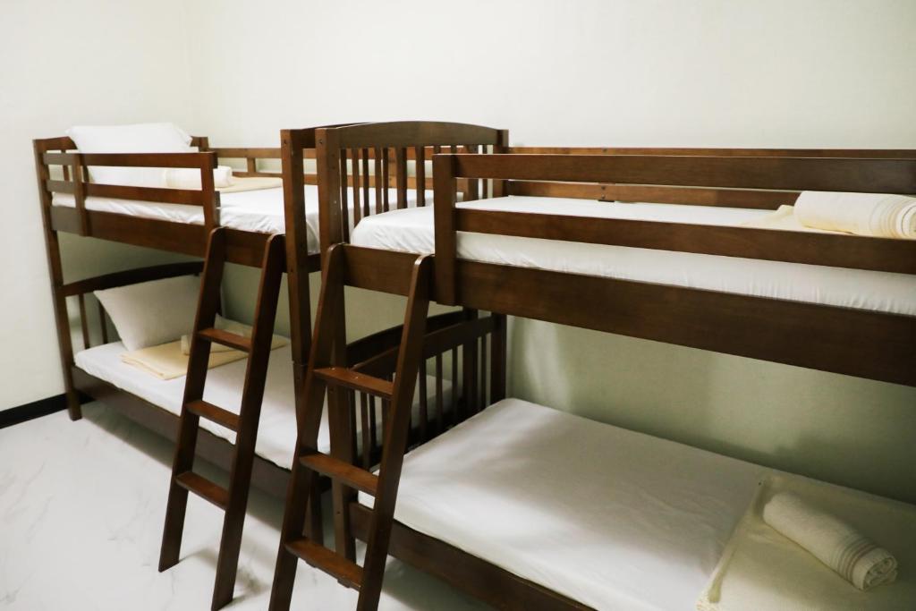 Palanda nebo palandy na pokoji v ubytování Yogi-Homestay