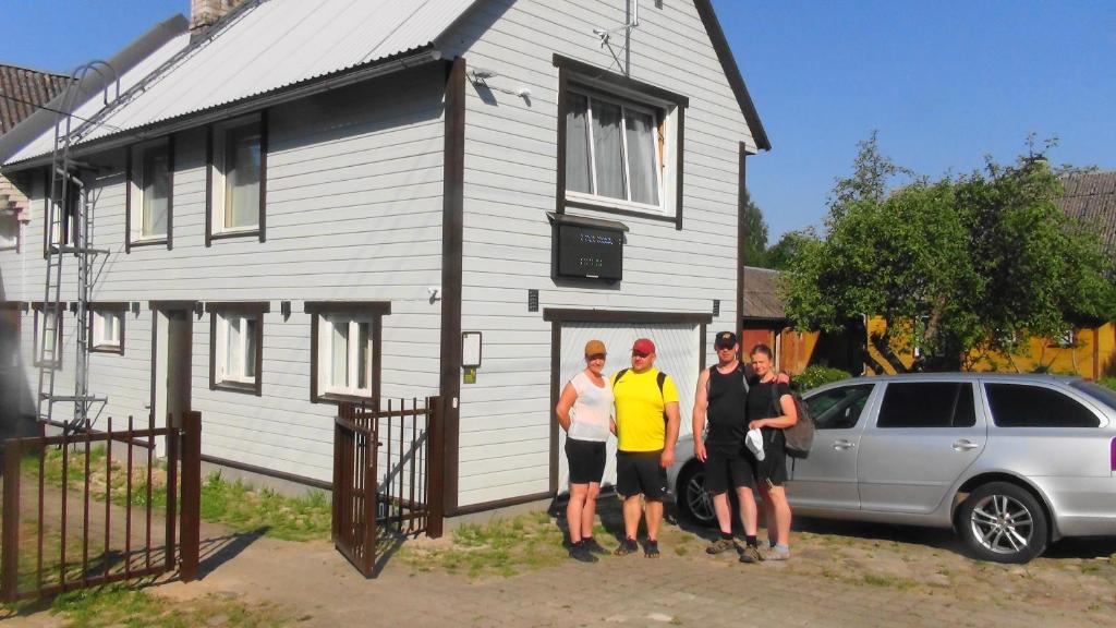 um grupo de pessoas em pé em frente a uma casa em Livonia Matkamaja em Kilingi-Nõmme