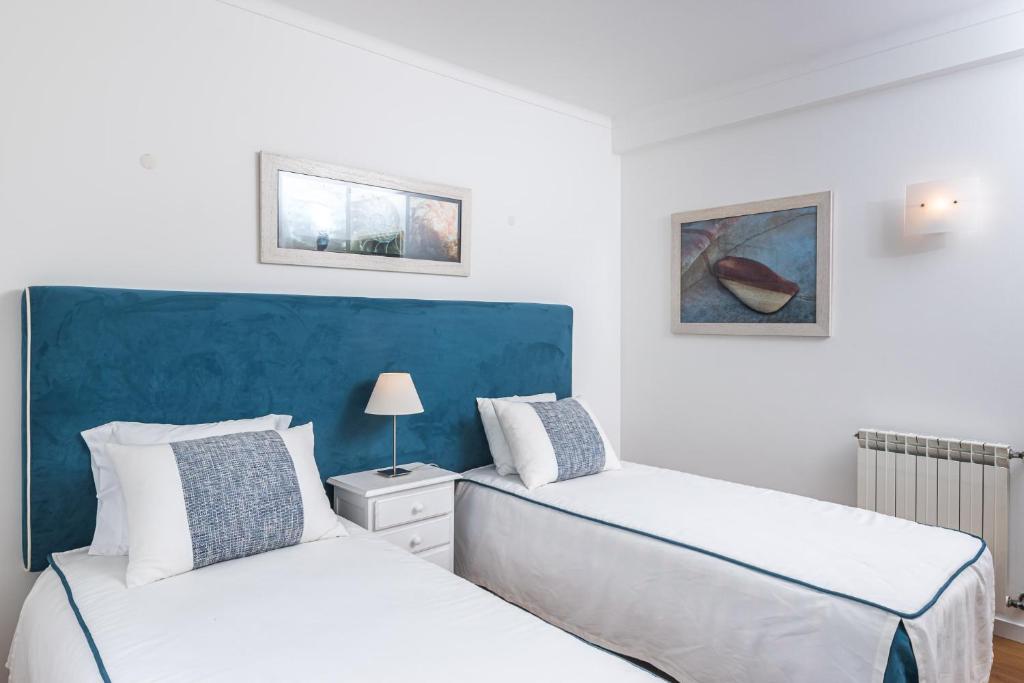 Un pat sau paturi într-o cameră la Praia D´el Rey - Burgo D. Sancho I Nº11