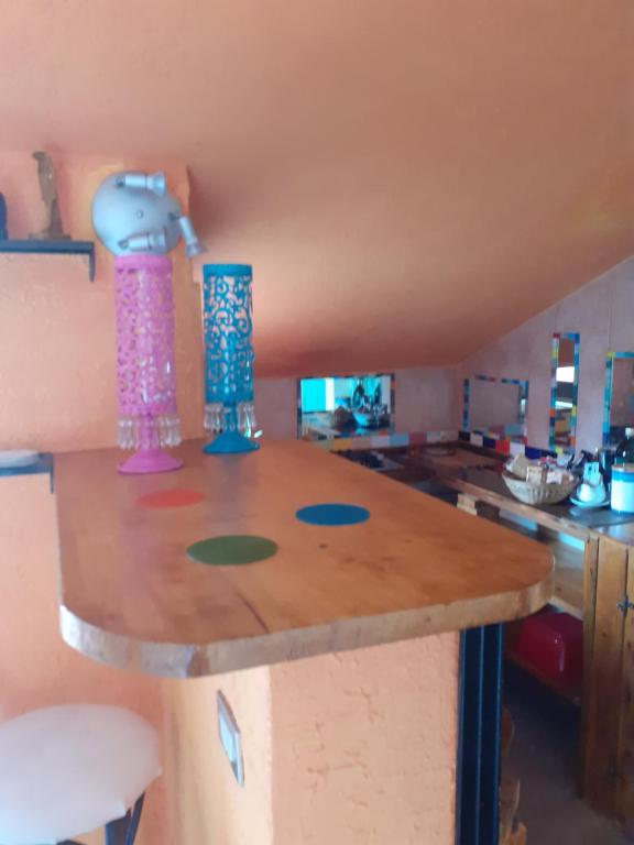 een keuken met een houten aanrecht in een kamer bij Piccolo paradiso in Viadana