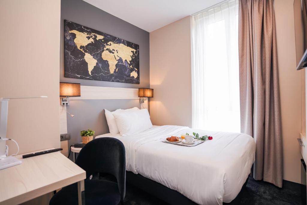 Postel nebo postele na pokoji v ubytování Hôtel Univers