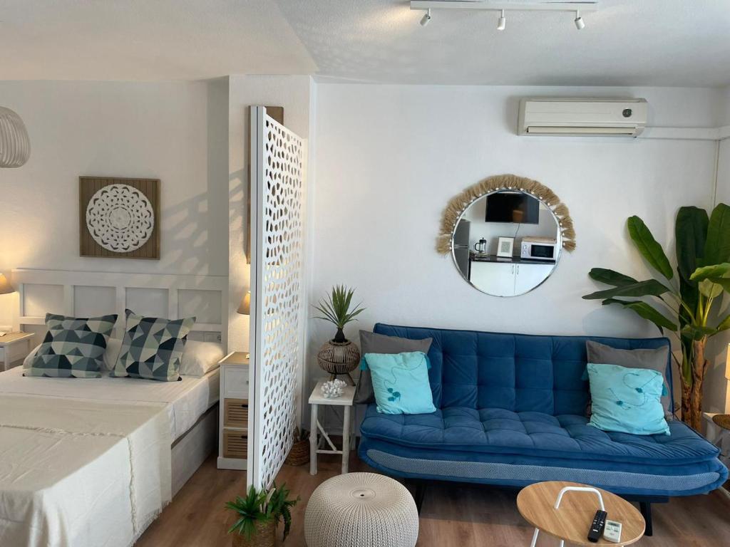 Postel nebo postele na pokoji v ubytování Fuengirola apartment Carvajal front line primera linea