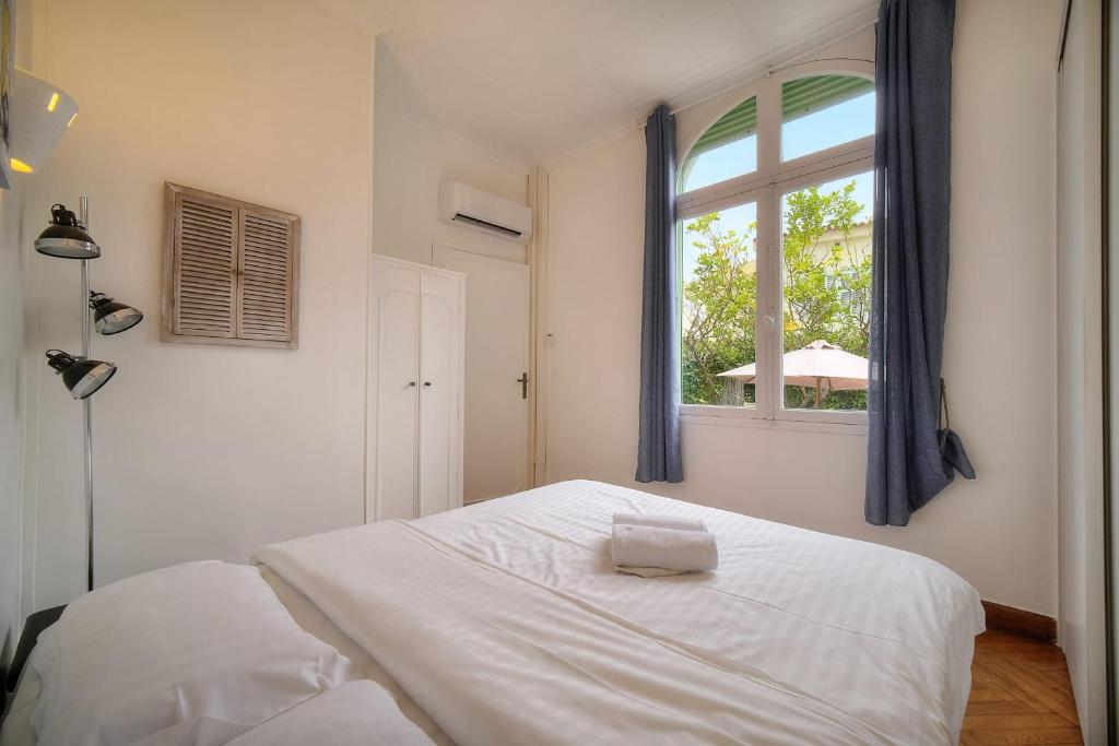 Cama ou camas em um quarto em IMMOGROOM -Terrace with garden - Quiet - Air-conditioner