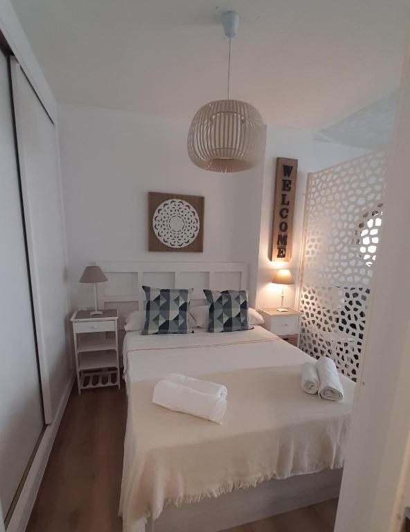 Postel nebo postele na pokoji v ubytování Fuengirola apartment Carvajal front line primera linea