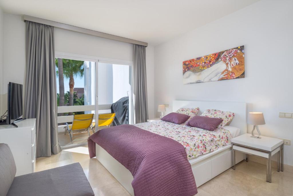 TV a/nebo společenská místnost v ubytování Seaview Flat Benahavis-marbella