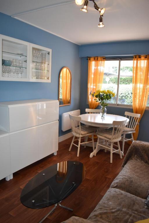 eine Küche und ein Wohnzimmer mit einem Tisch und einem Sofa in der Unterkunft Cosy T2 Moulleau Centre à deux pas de la Plage in Arcachon