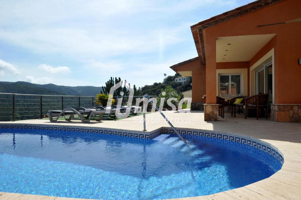 een zwembad voor een huis bij Villa Caraibes in Calonge