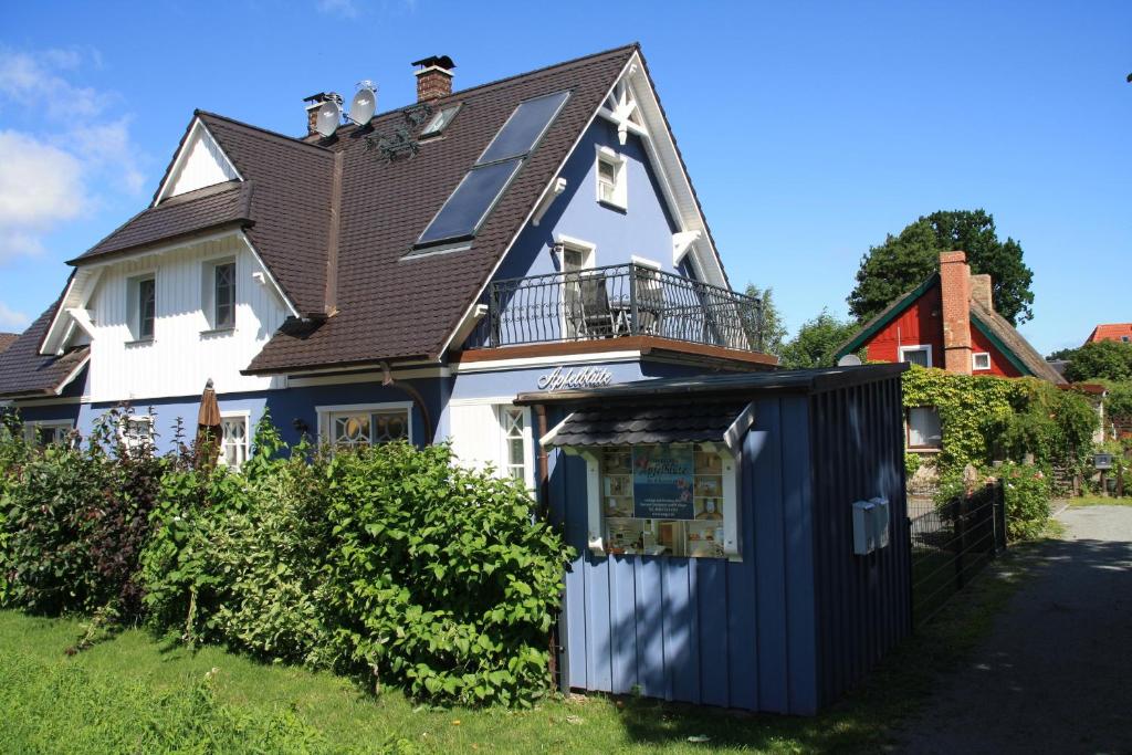 ein Haus mit einem Schuppen davor in der Unterkunft Ferienhaus Apfelblüte in Zingst