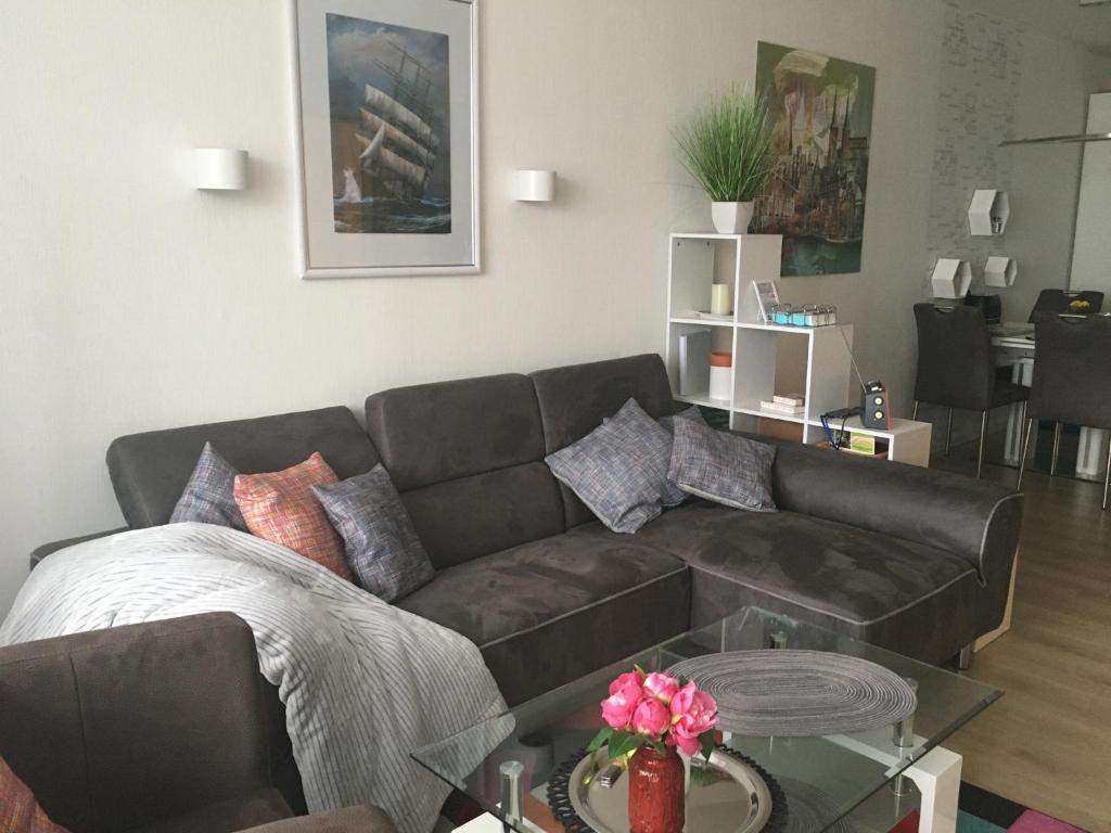 ein Wohnzimmer mit einem braunen Sofa und einem Tisch in der Unterkunft LUBECA - a49948 in Hahnenklee-Bockswiese