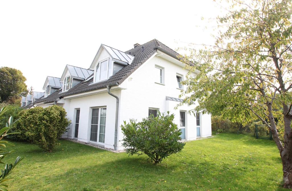 a white house with a green yard at Seeblick 5 in Zingst