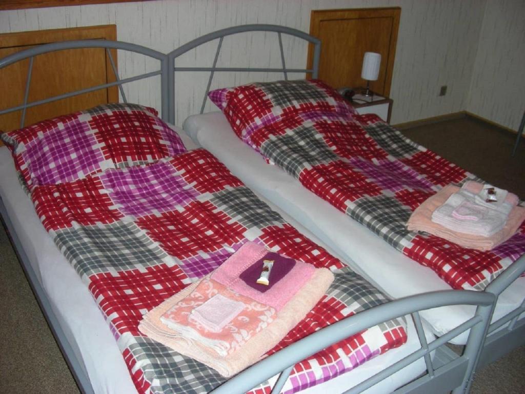 two beds with matching blankets and pillows on them at Ferienwohnung top Lage in Künzell