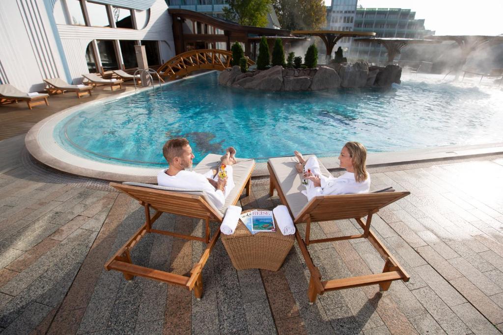 Bazén v ubytovaní Hotel Carbona Spa Residence Apartmanok alebo v jeho blízkosti