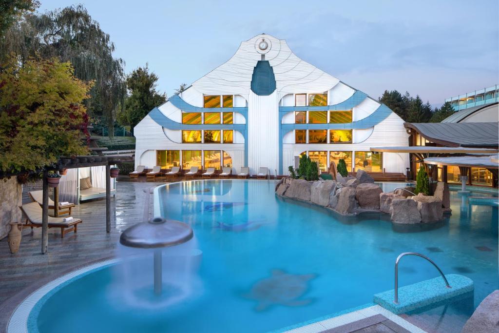 Bazén v ubytovaní Hotel Carbona Spa Residence Apartmanok alebo v jeho blízkosti