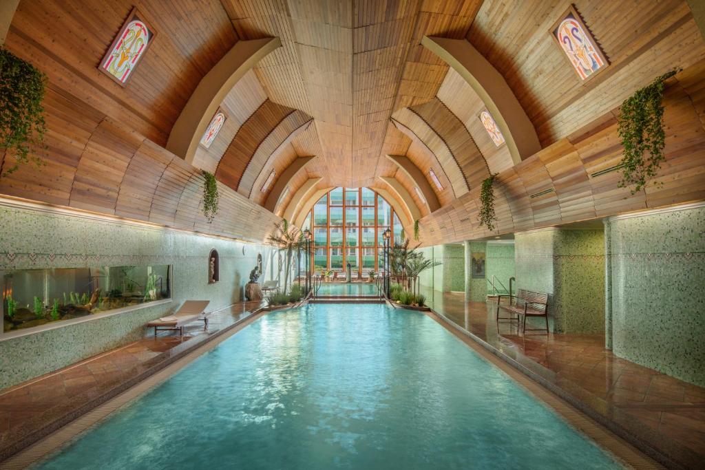 Bazén v ubytovaní Hotel Carbona Spa Residence Apartmanok alebo v jeho blízkosti