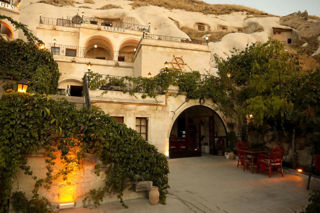 un bâtiment avec une arche devant lui dans l'établissement Asteria Cave Hotel, à Gorëme