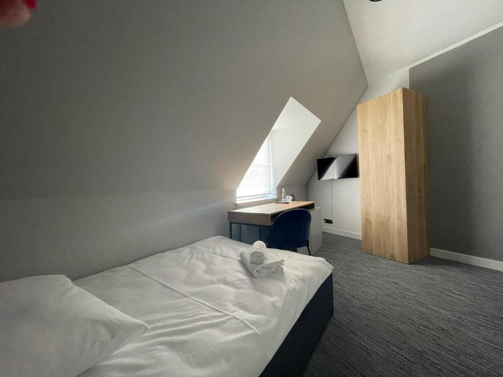Posteľ alebo postele v izbe v ubytovaní Hotel Made in Napoli by Siervo Międzybórz