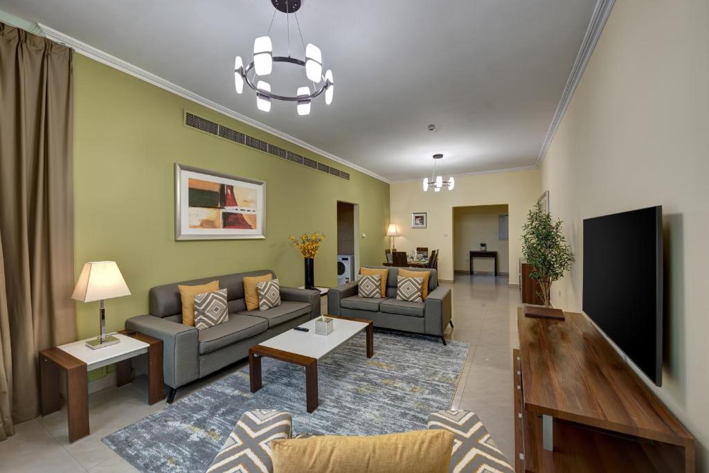 salon z kanapą i telewizorem w obiekcie Radiance Premium Suites w Dubaju