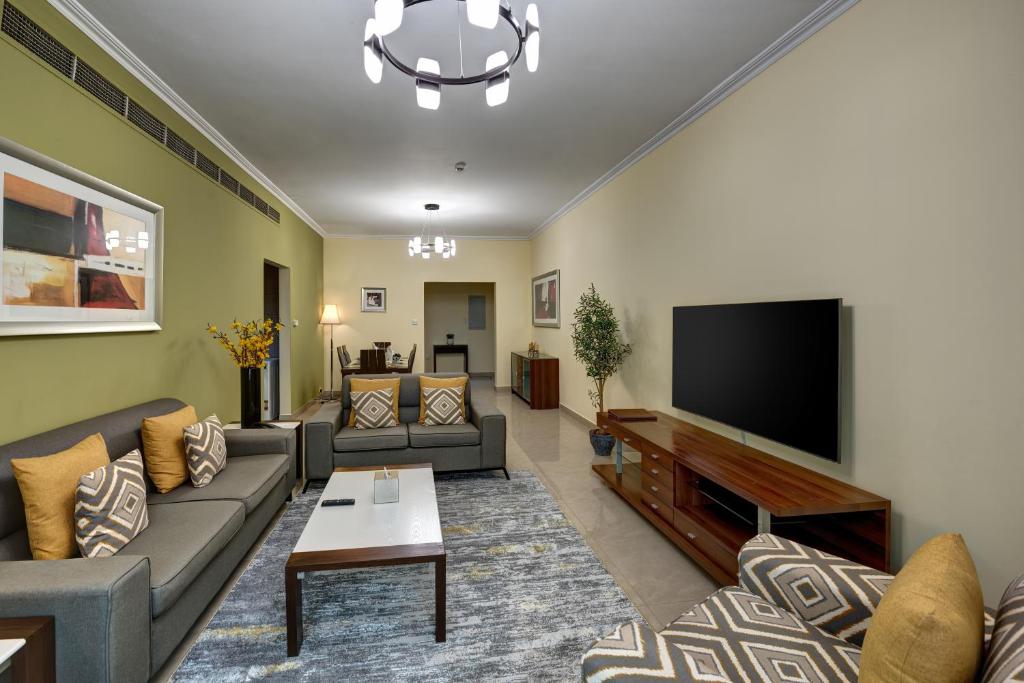 TV a/nebo společenská místnost v ubytování Radiance Premium Suites