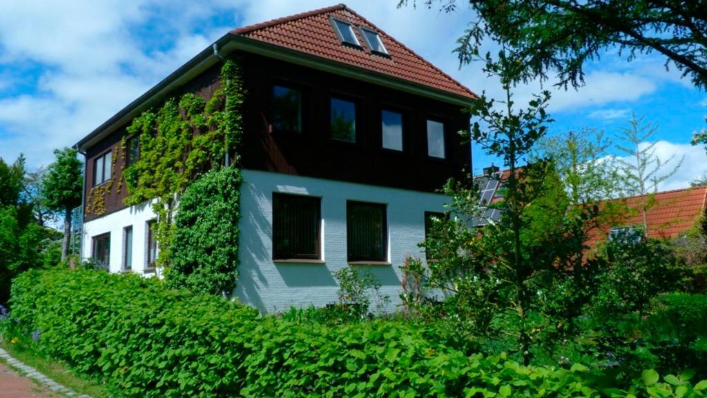 a white house with a red roof at Rieger FW 2 in Eckernförde