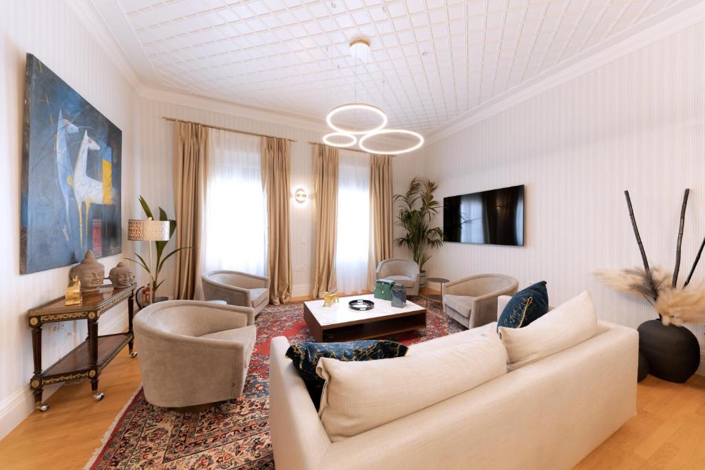ein Wohnzimmer mit einem Sofa und einem Tisch in der Unterkunft GRANDE CASTELLANO in Nafplio