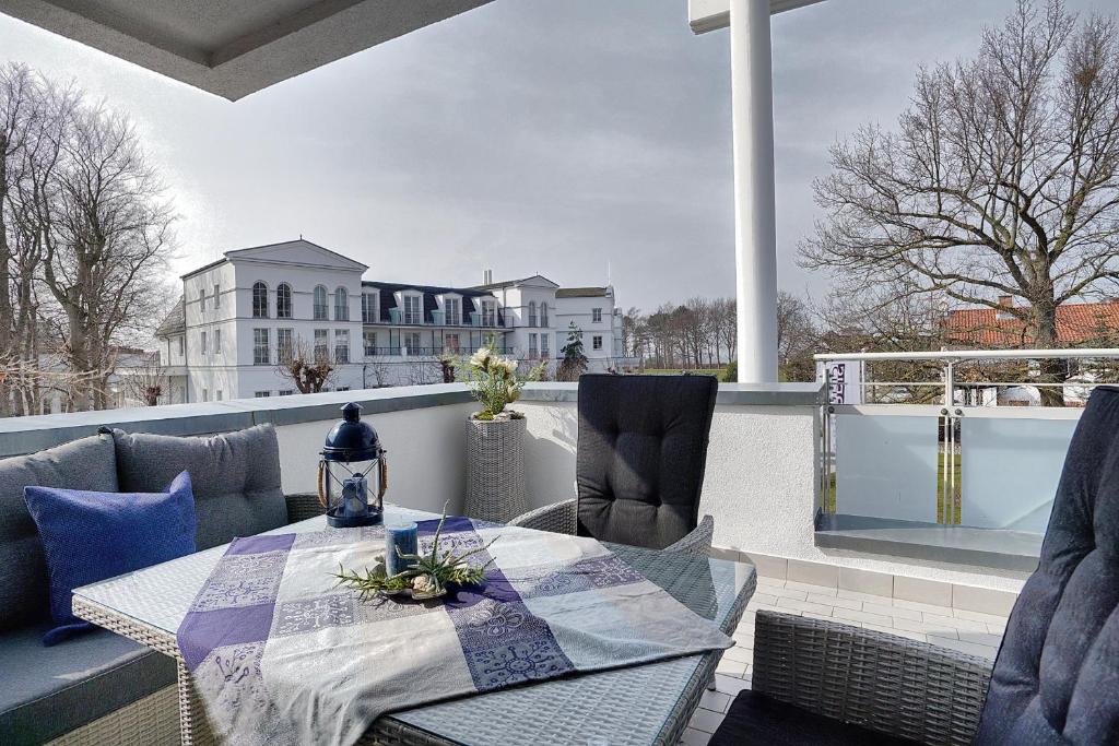 patio con mesa y sillas en el balcón en Aparthotel "Am Kurhaus" 108, App Ostseeblick, en Zingst