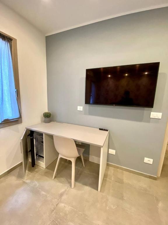 A television and/or entertainment centre at Floridida Rooms & Breakfast