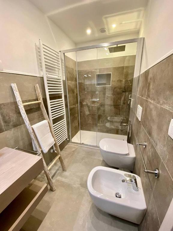 A bathroom at Floridida Rooms & Breakfast