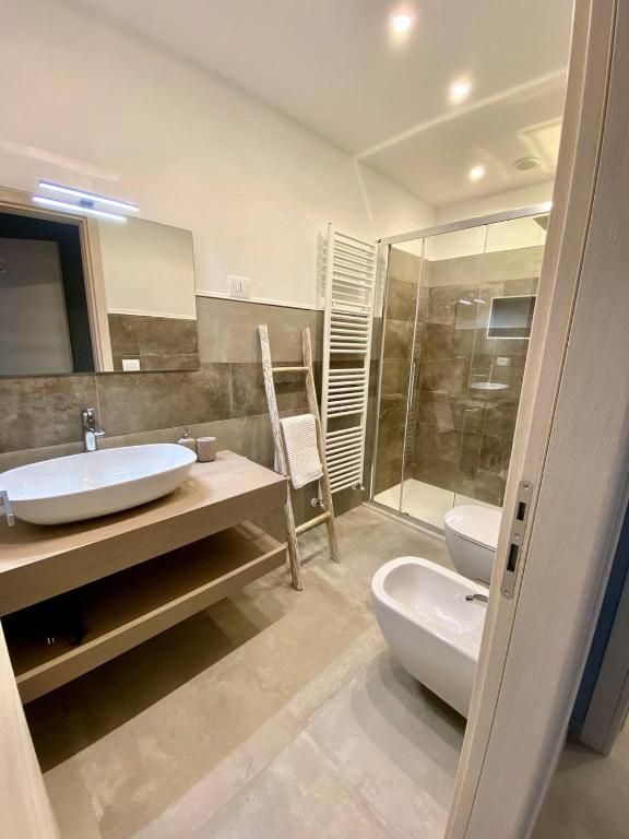 A bathroom at Floridida Rooms & Breakfast