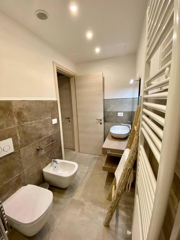 A bathroom at Floridida Rooms & Breakfast