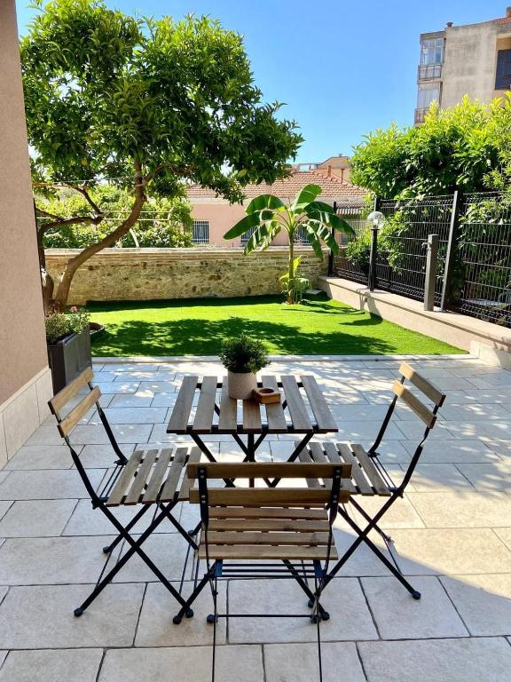 A garden outside Floridida Rooms & Breakfast