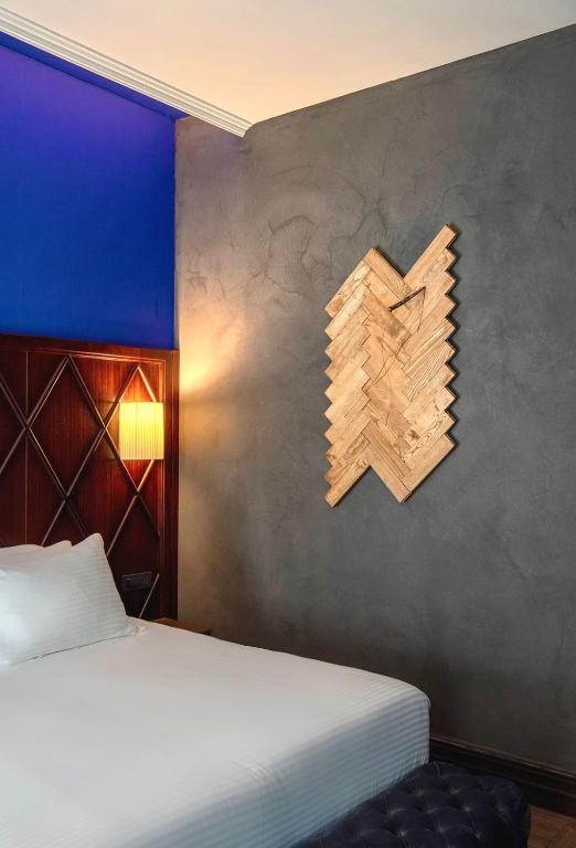 a bedroom with a bed and a sign on the wall at Hotel Solun in Trieste