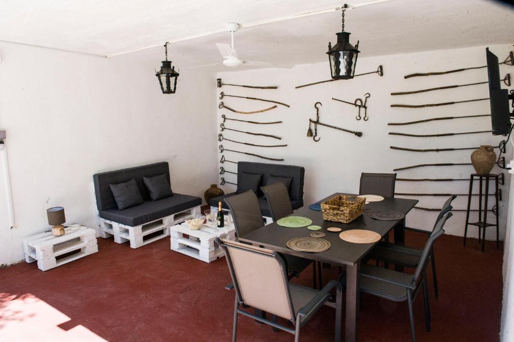 Televízia a/alebo spoločenská miestnosť v ubytovaní Casa Abanto