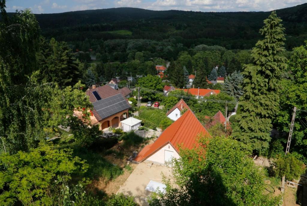 una vista aérea de una casa con techo naranja en T&K 1 Vendégház Orfű en Orfű