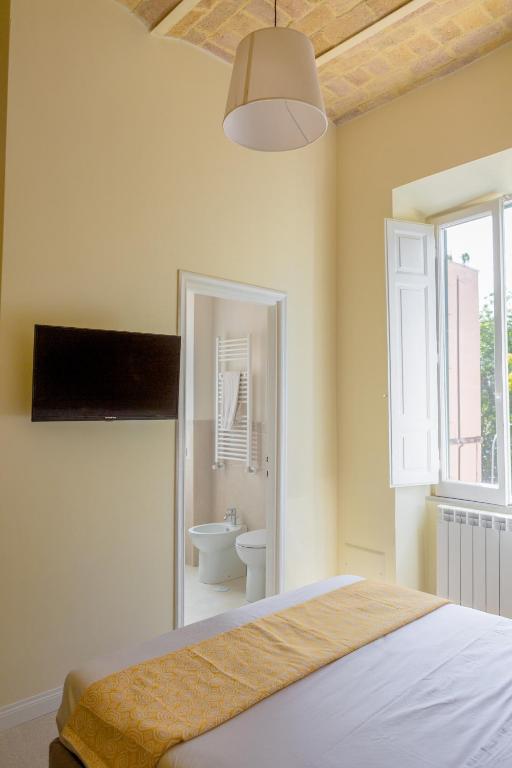 Posteľ alebo postele v izbe v ubytovaní RomAntica Suite with balcony near San Giovanni