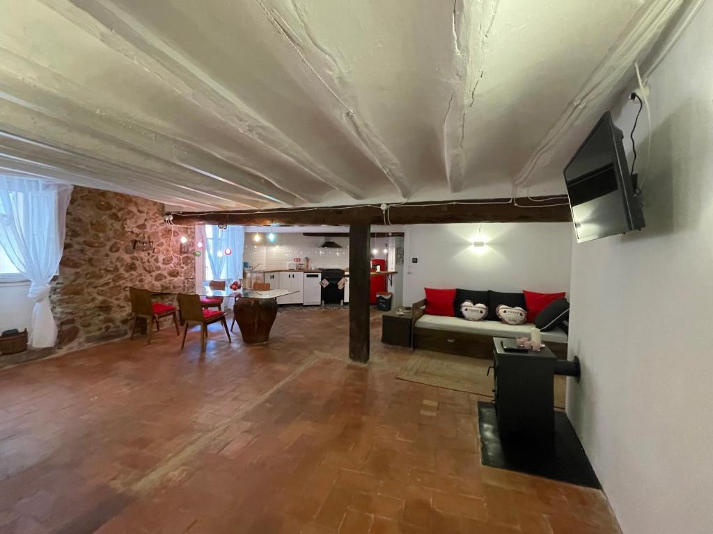 a living room with a couch and a table at El Secret de la LLegenda La Princesa in Vilavert