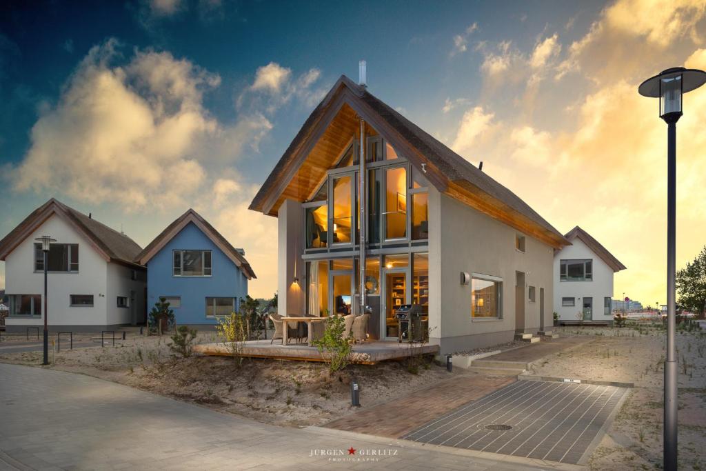 ハイリゲンハーフェンにあるOstsee - Reetdachhaus Nr 11 "NEWPORT" im Strand Resortの木造屋根の家