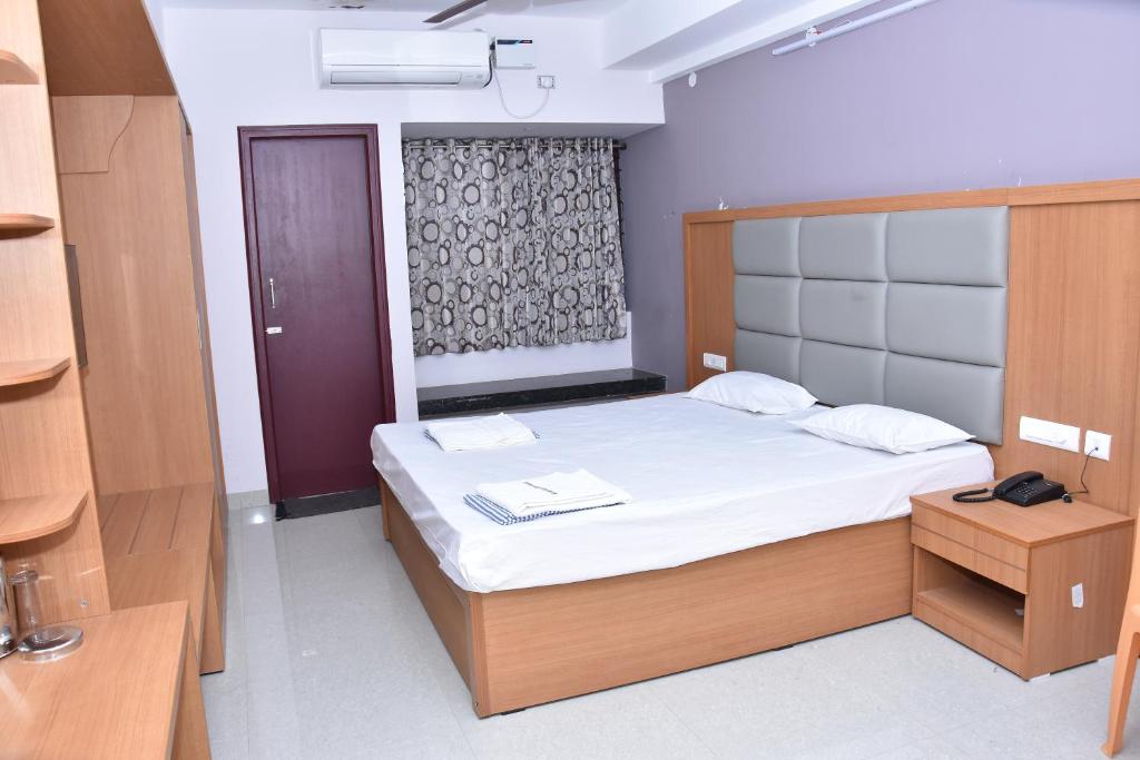 Postel nebo postele na pokoji v ubytování Hotel Vijay Krishna