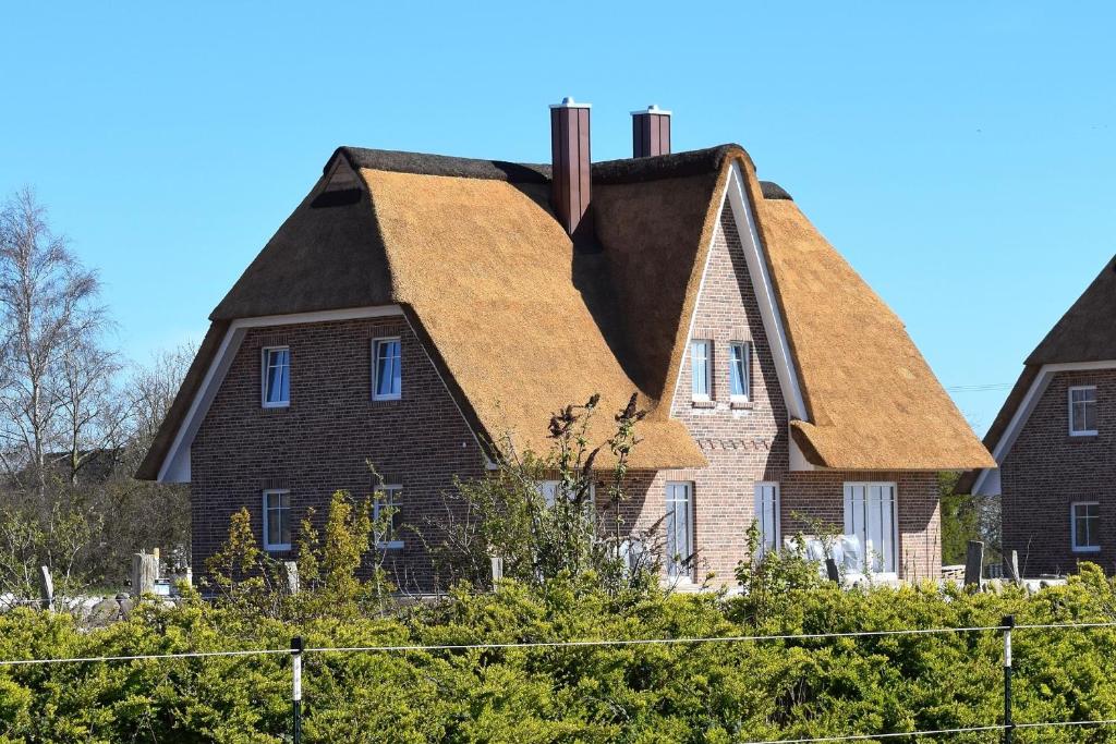 a large brown house with a brown roof at Reethaus 3A in Staberdorf