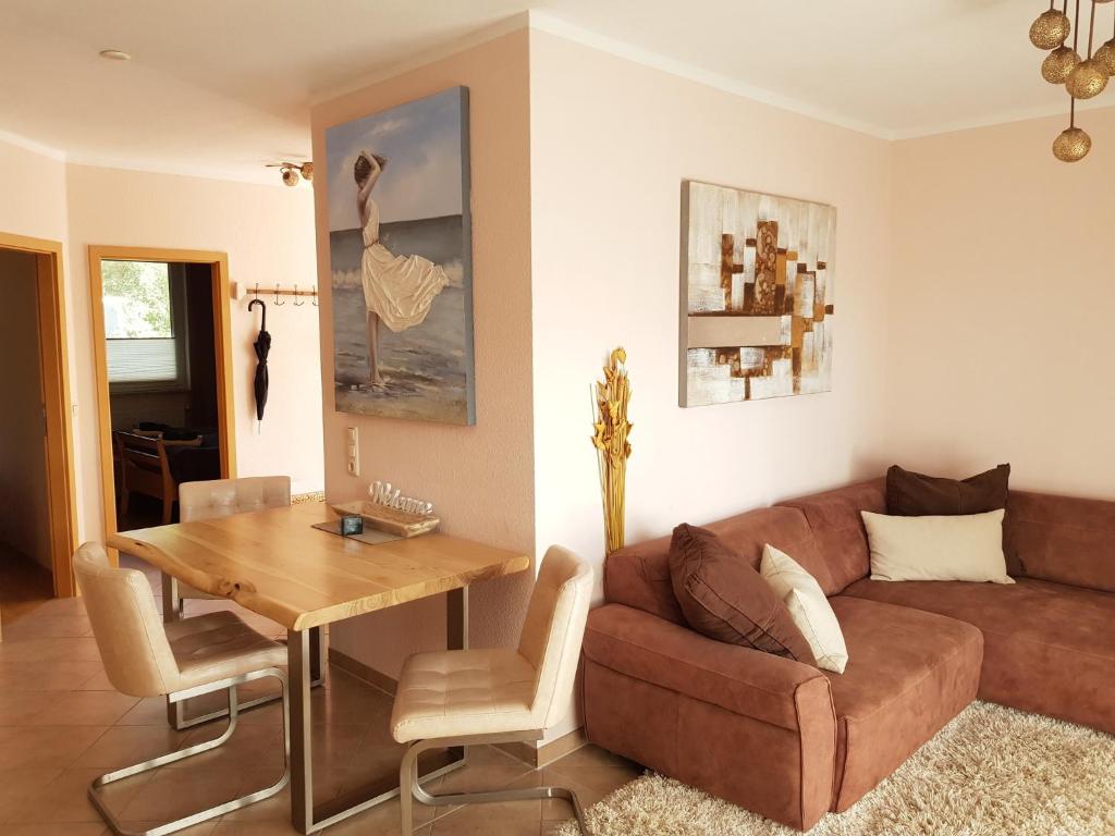 奧茨塞巴德·迪爾哈根的住宿－Darssurlaub App 5，客厅配有沙发和桌子