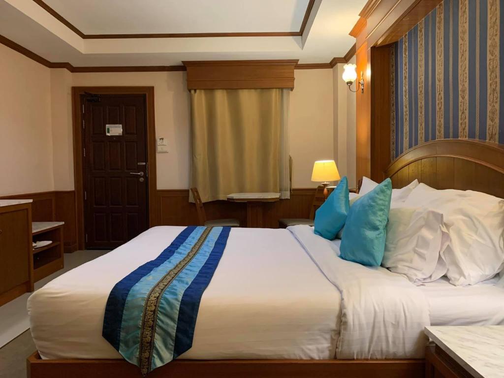Cama o camas de una habitación en The Lion King Hotel Udonthani