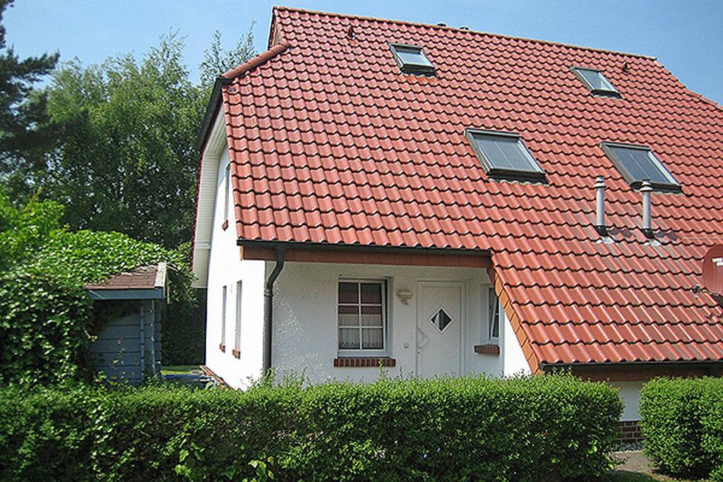a white house with a red roof at 54 Grad Nord in Zingst
