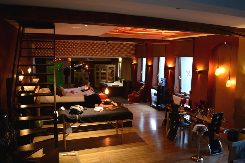 Pokój z łóżkiem piętrowym i salonem w obiekcie Le BELLEA w mieście Verviers
