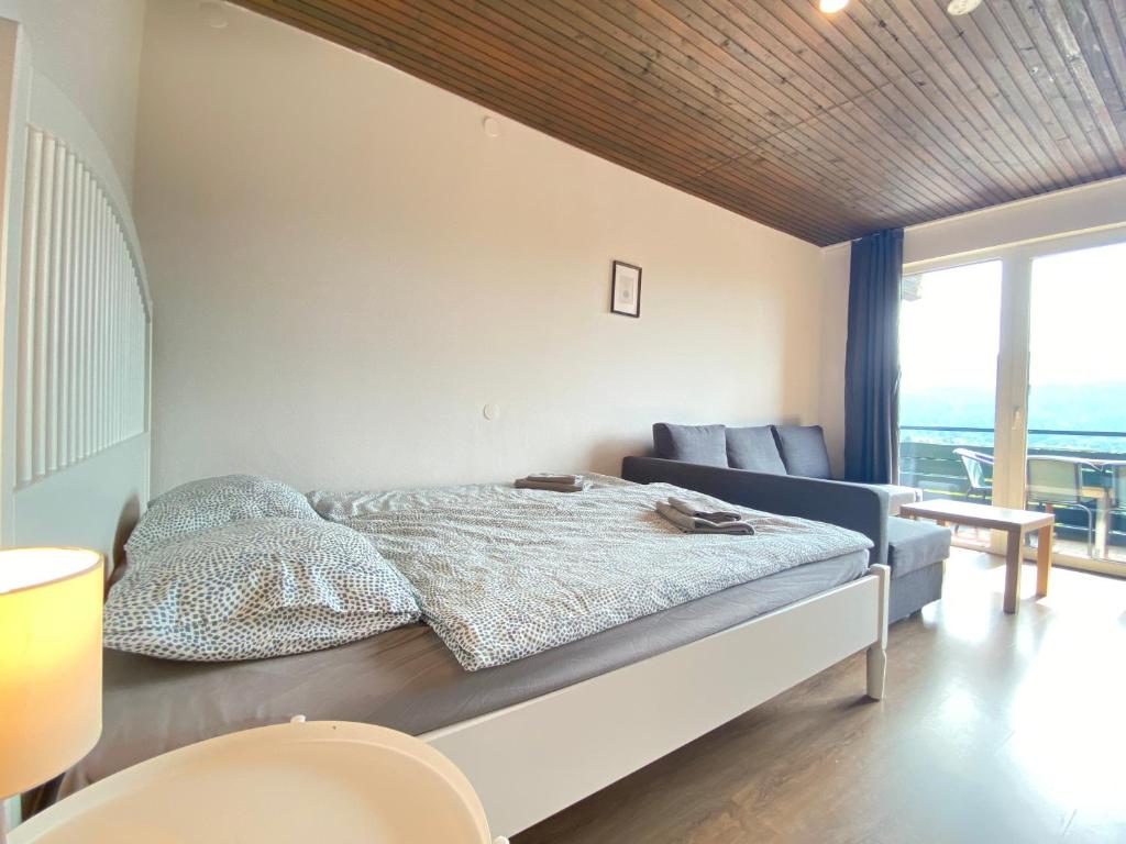 Posteľ alebo postele v izbe v ubytovaní Velden Living Apartments - Schiefling Panorama