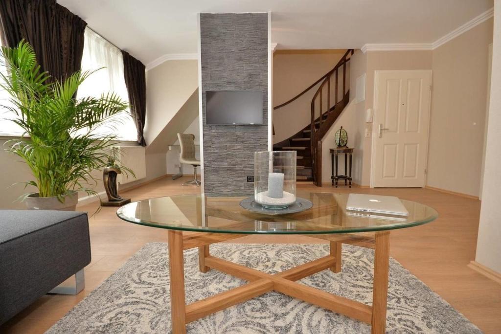 a living room with a glass table in a room at Business Apartments Bremen Typ 4 in Bremen