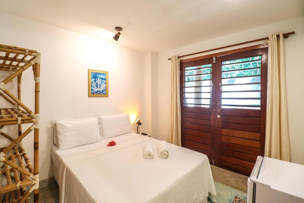 Postel nebo postele na pokoji v ubytování Pipa Surf Yoga Apartamento e Suítes com cozinha completa