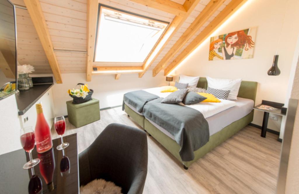 ein Schlafzimmer mit einem Bett in einem kleinen Zimmer in der Unterkunft Premium-Apartment Lifestyle 1b bei Fam Horster in Bensheim