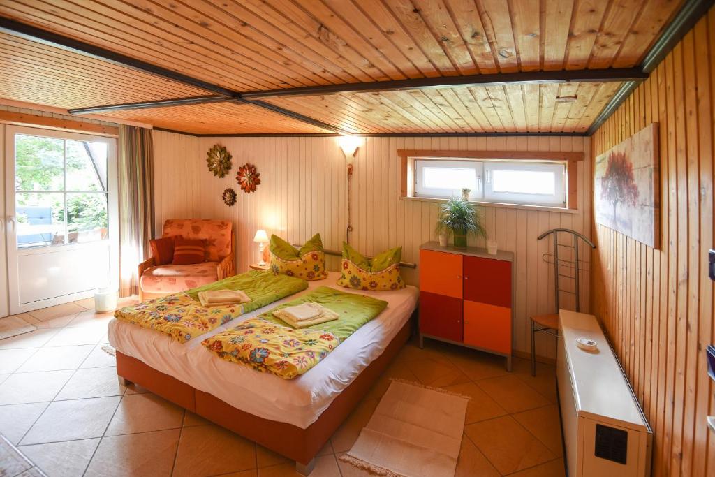 - une chambre avec un lit, un bureau et une chaise dans l'établissement Harzglück, à Thale