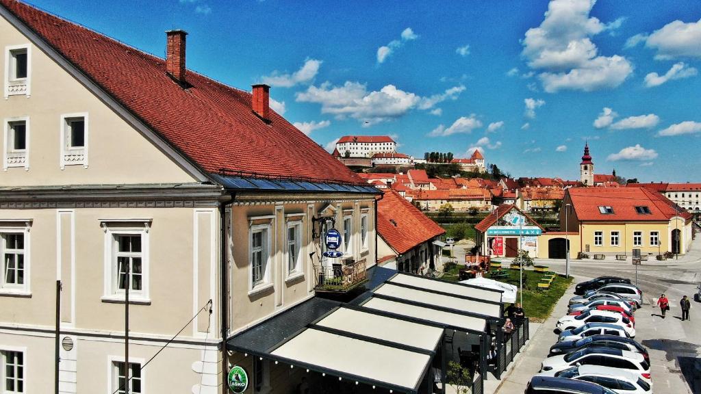 een uitzicht op een stad met auto's geparkeerd op een parkeerplaats bij Guesthouse Pri Tonetu in Ptuj